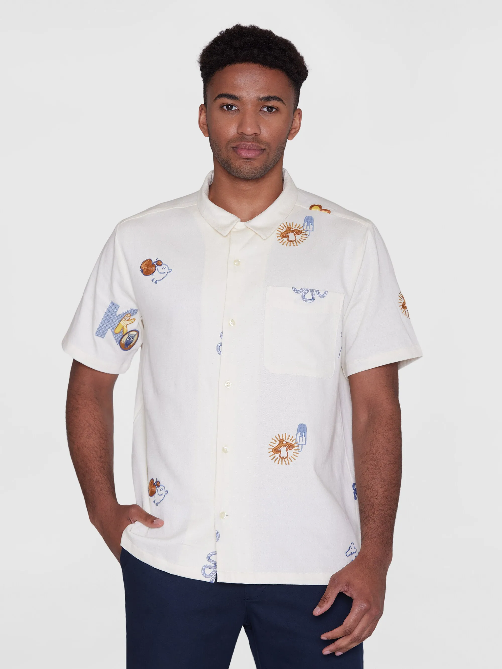 Box fit short sleeve shirt with embroidery - GOTS/Vegan - Egret