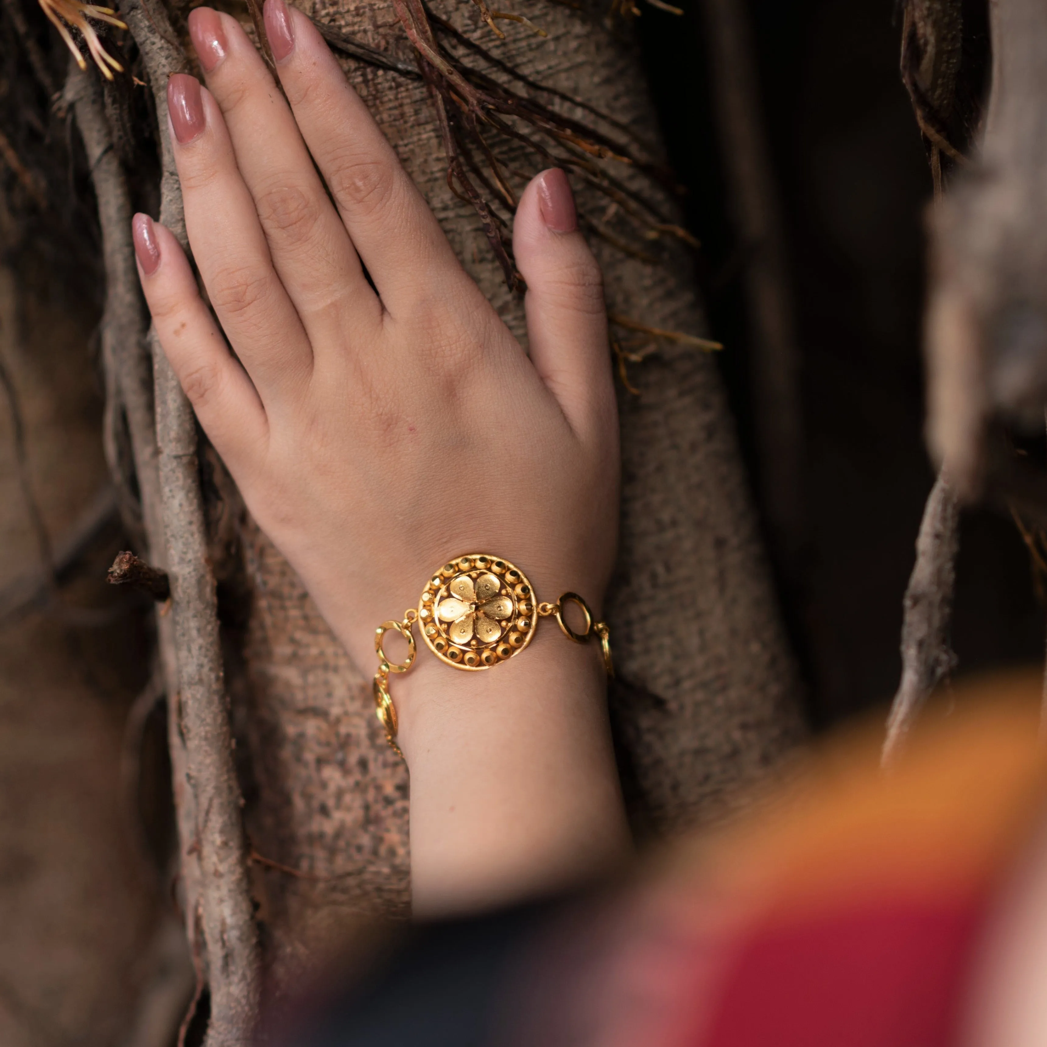 Flower Centric Thin Bracelet